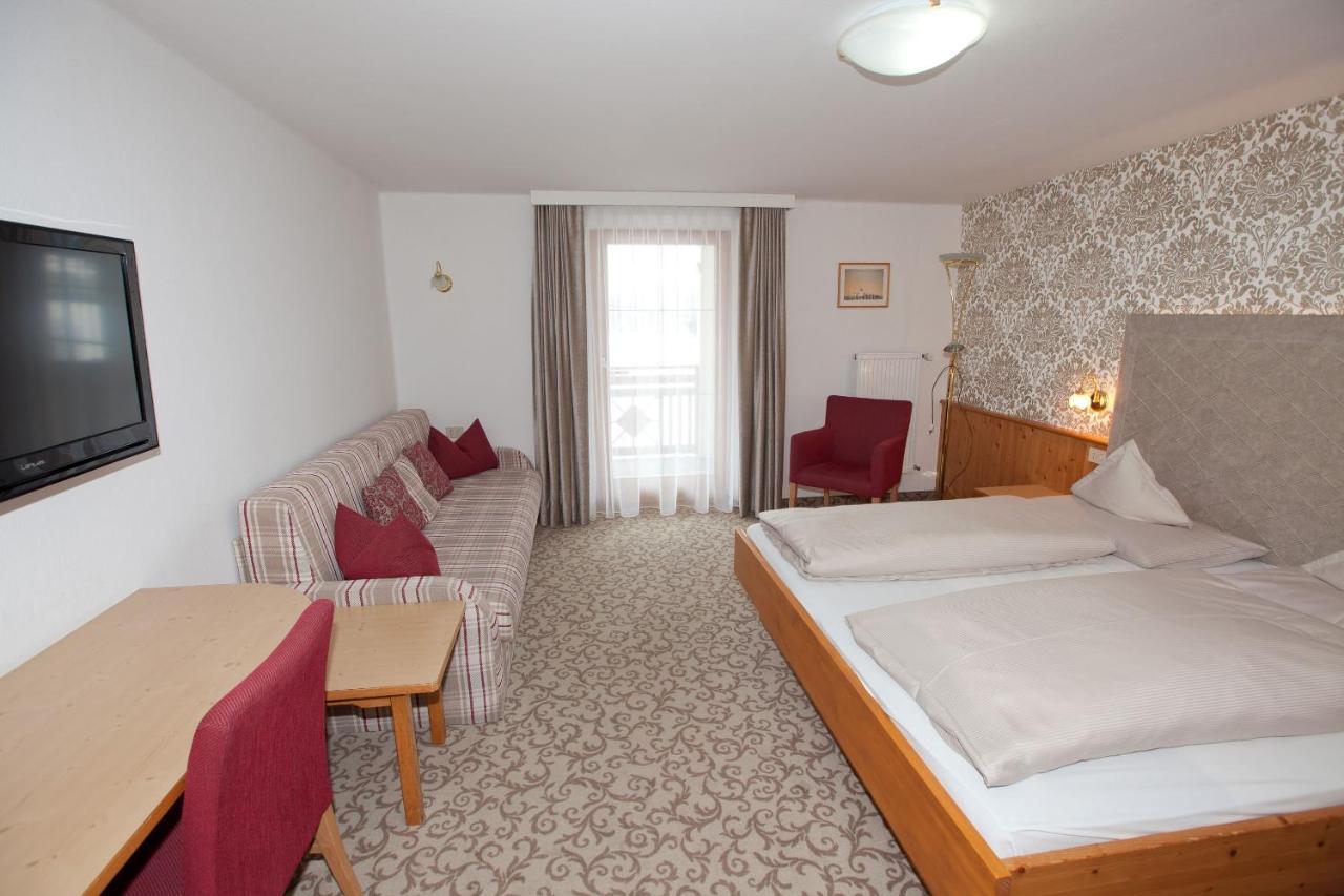 Hotel Goldener Adler كورون فينوستا المظهر الخارجي الصورة