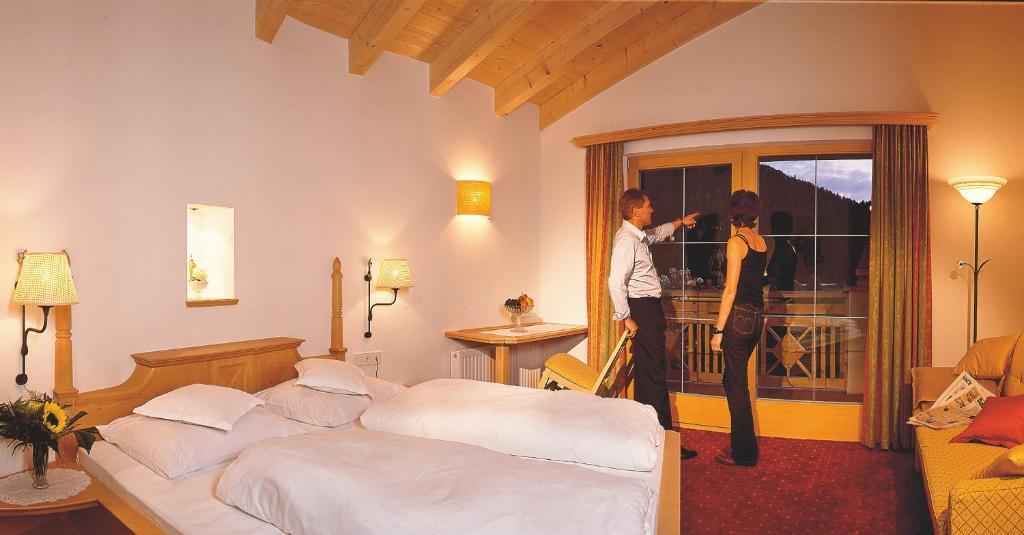 Hotel Goldener Adler كورون فينوستا الغرفة الصورة