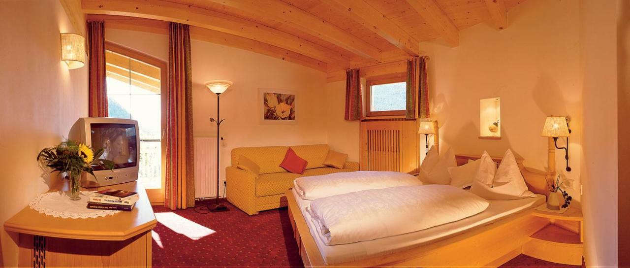 Hotel Goldener Adler كورون فينوستا المظهر الخارجي الصورة