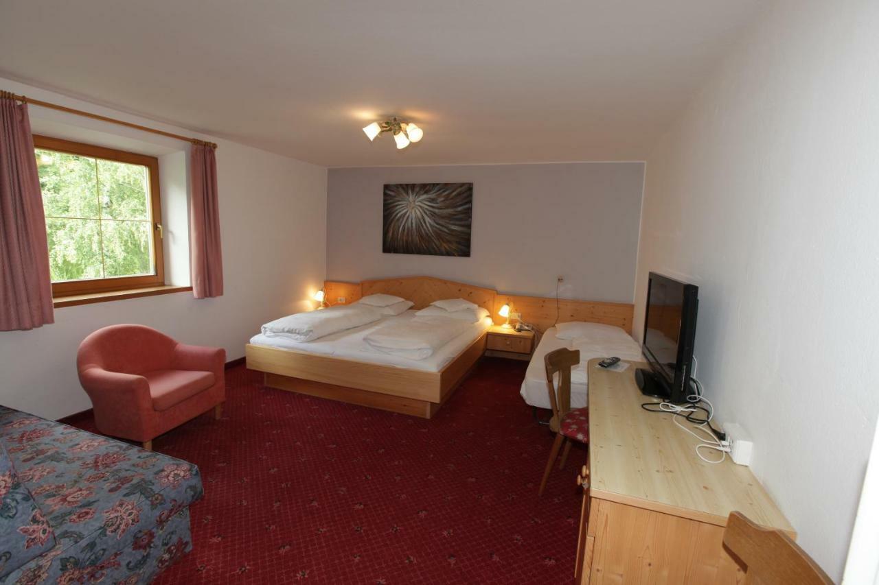 Hotel Goldener Adler كورون فينوستا المظهر الخارجي الصورة
