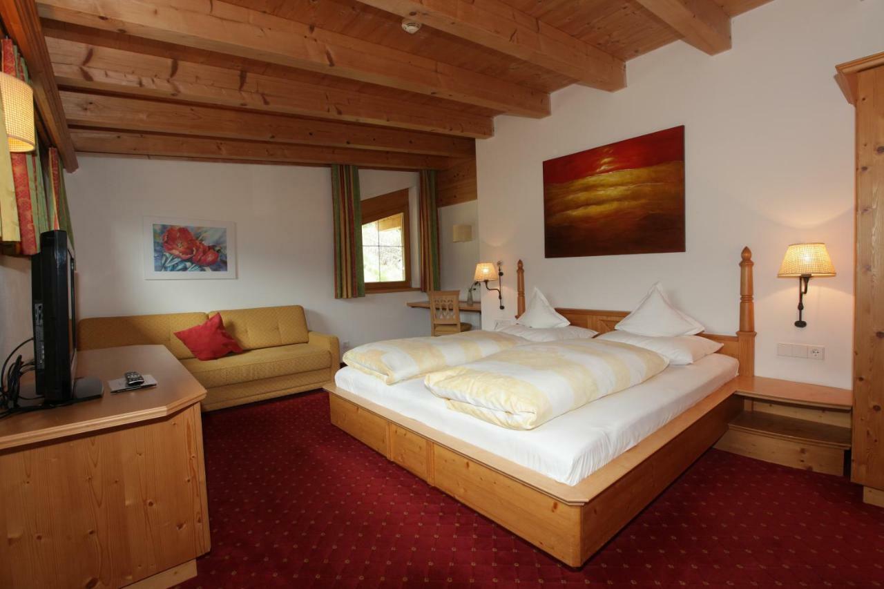 Hotel Goldener Adler كورون فينوستا المظهر الخارجي الصورة